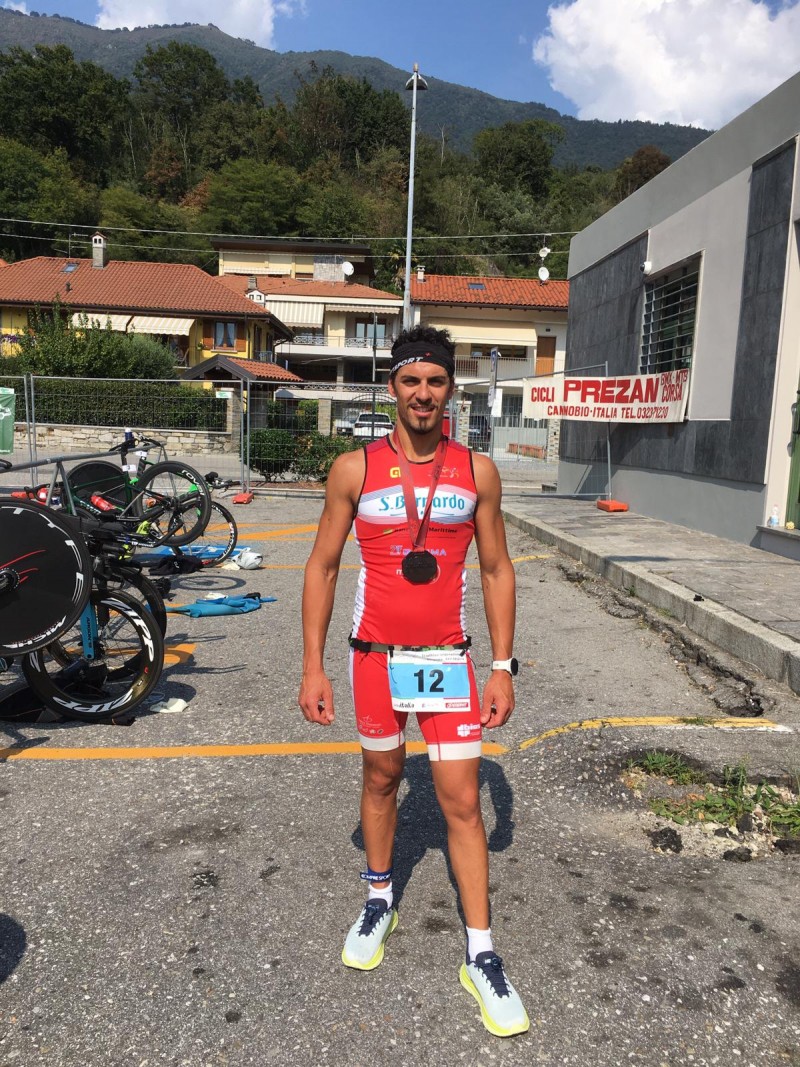 Luca Mondino della Triatletica Mondovì Acqua S. Bernardo sul podio al 26° Triathlon internazionale di Mergozzo