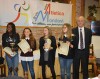 Il consigliere BAM Giampiero Gasco premia le ragazze della 4x100