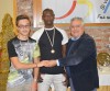 Rocco Pulitano consegna il Premio Costanza e Impegno - Enrico Danni e Ansou Mandiang